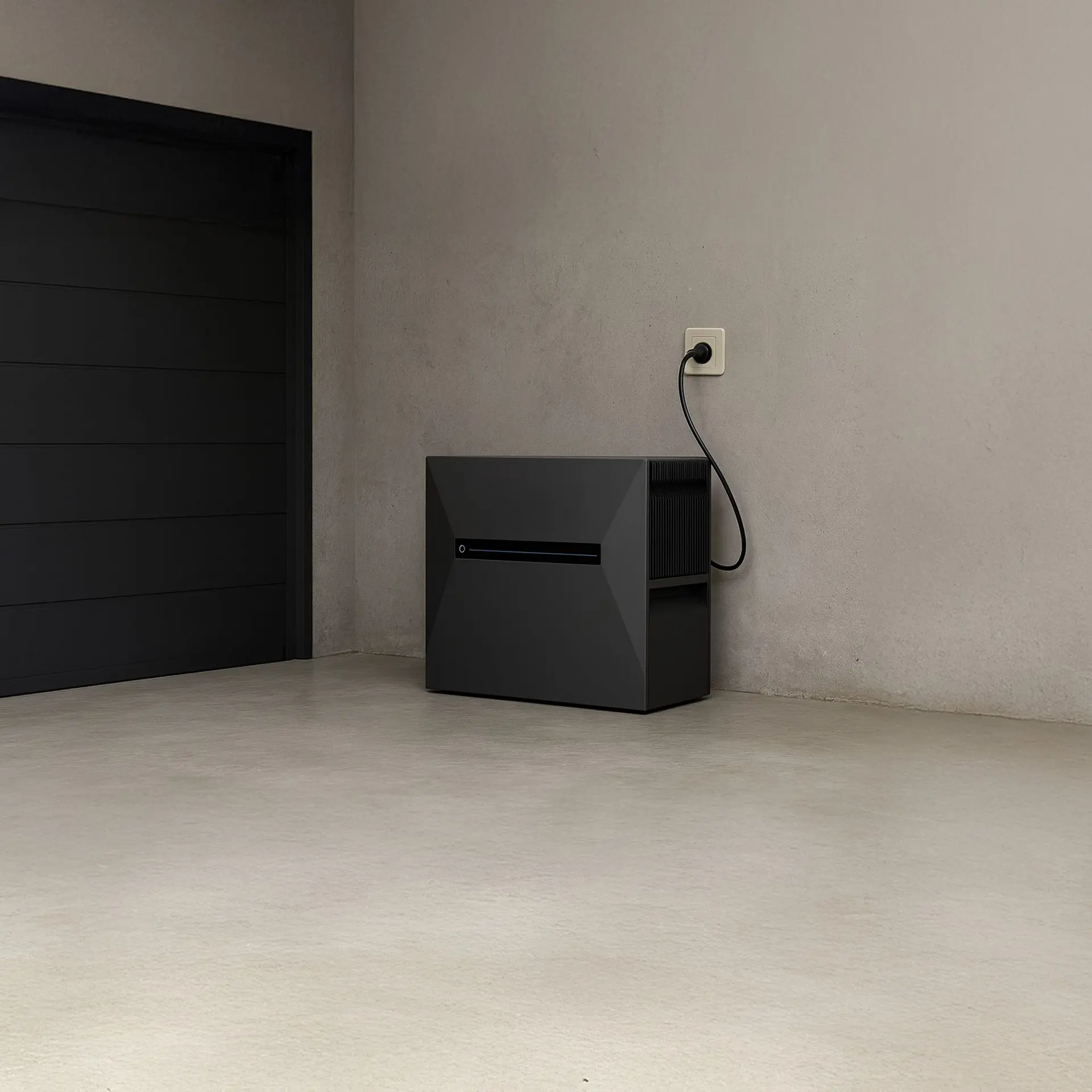 Anker Solix plug &amp; play thuisbatterij geïnstalleerd tegen muur bij woning, opslag van zonne-energie via stopcontact.