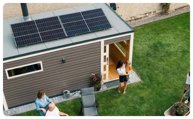 Plug & play zonnepanelen van Sustix geïnstalleerd op dak en in tuin van woning